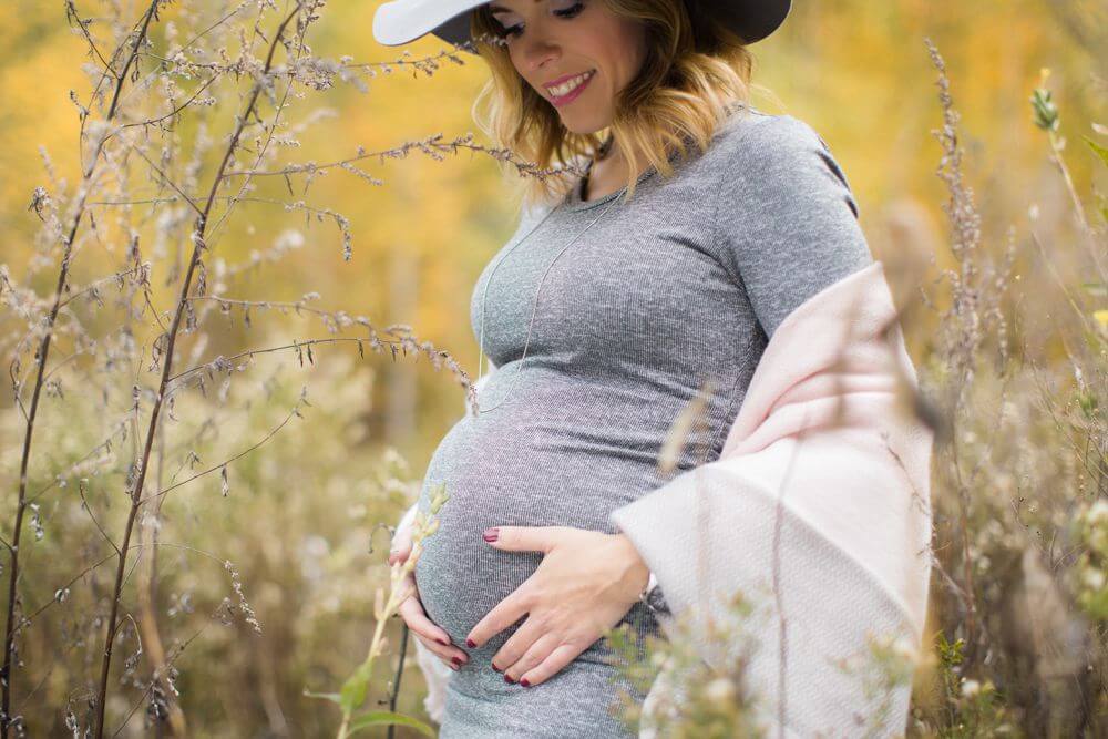 pregnancy photographer in Quebec City outdoor photo session
