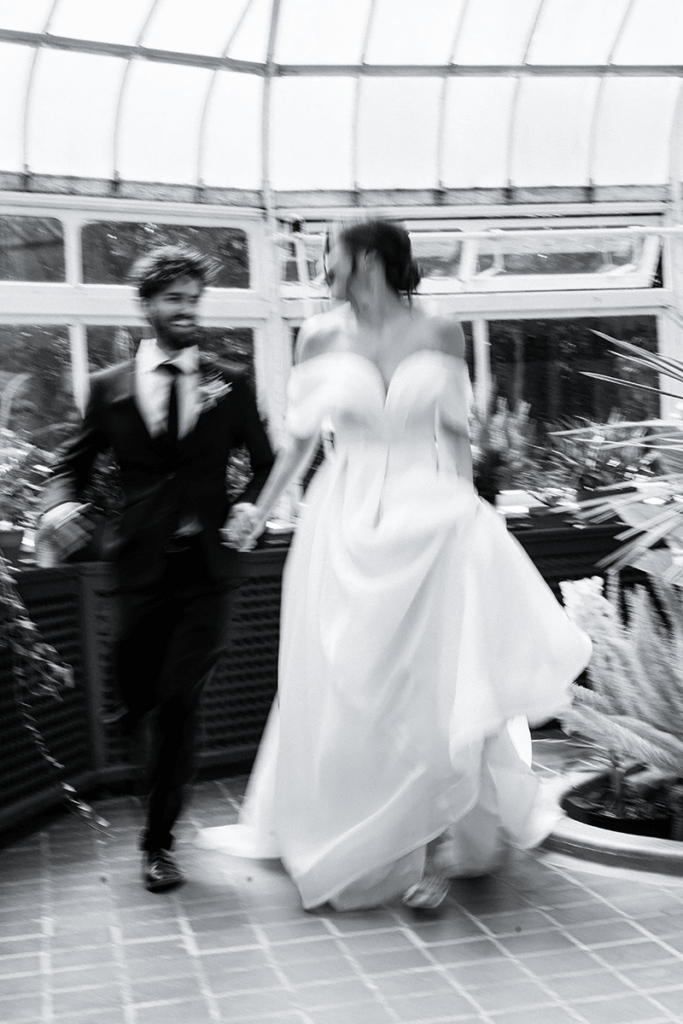 Blurry trend wedding newlyweds Domaine Cataraqui
