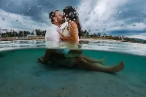 Couple qui s'embrasse sous l'eau en Jamaique