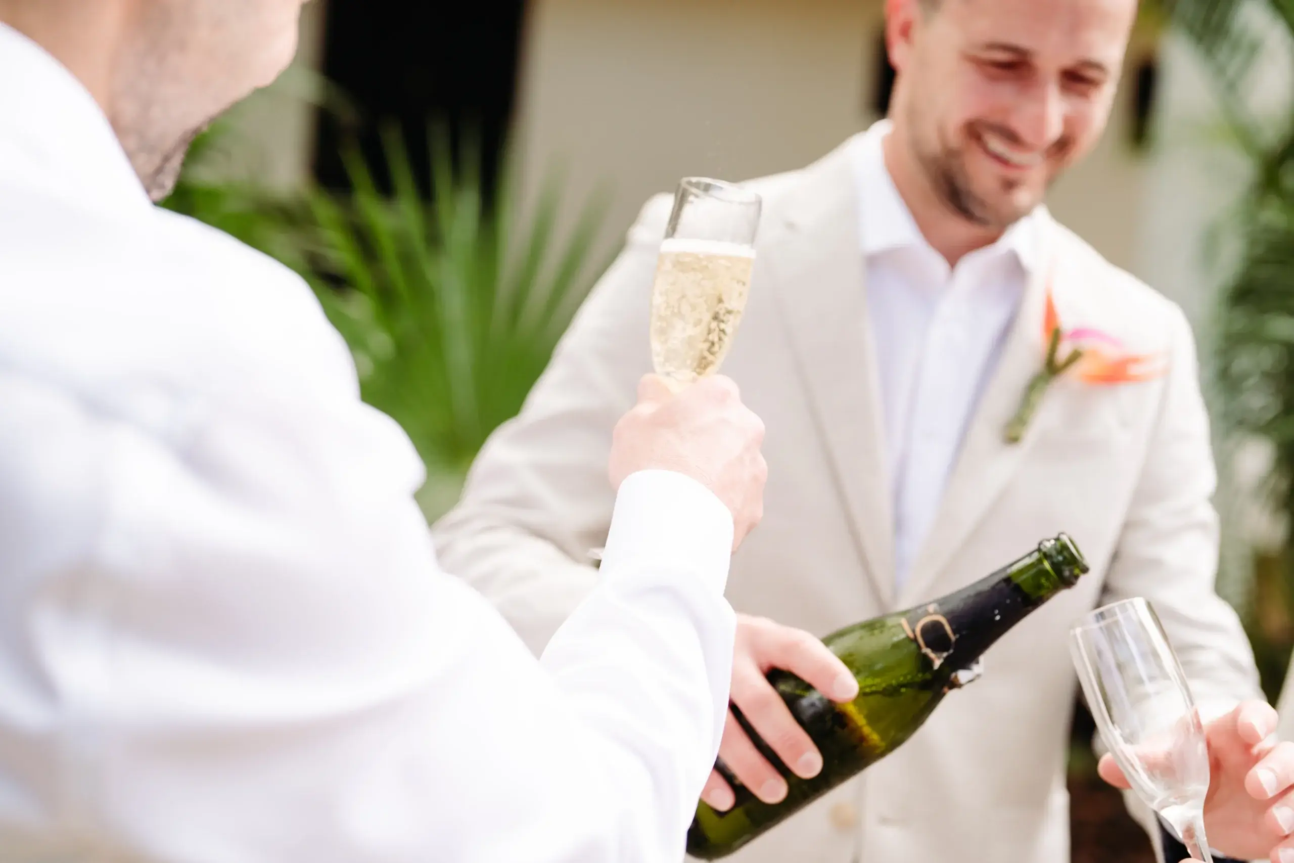 Service de mousseux entre garçons d'honneur
