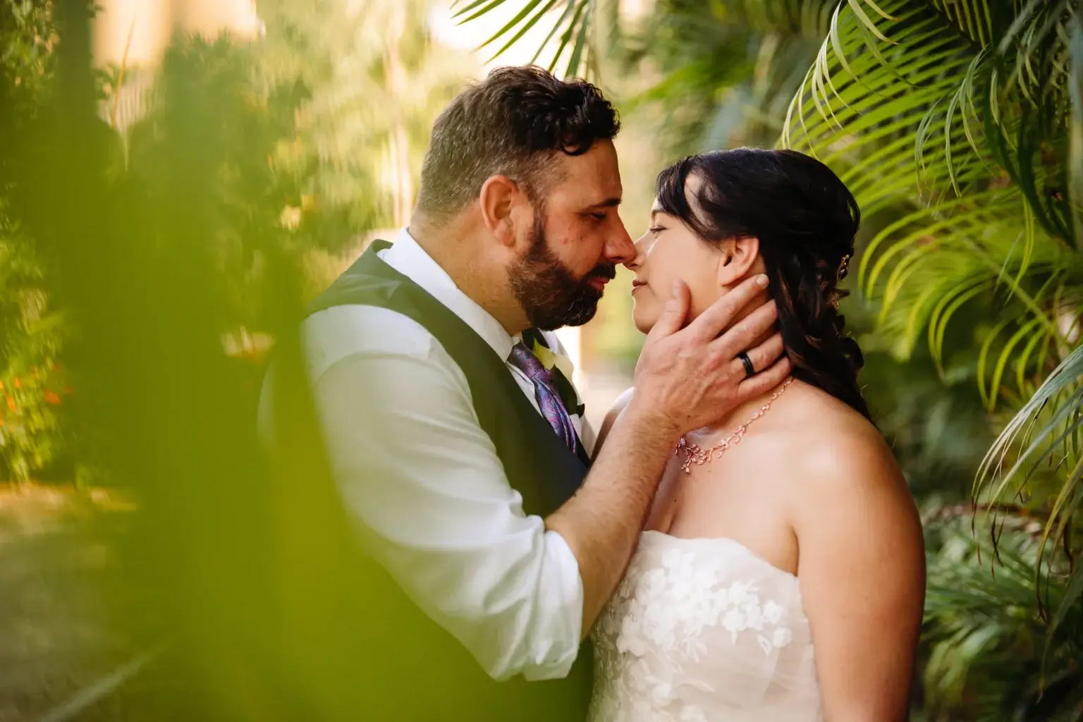 Photo romantique et tropicale des mariés