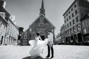 Des mariés dansent à Place Royale