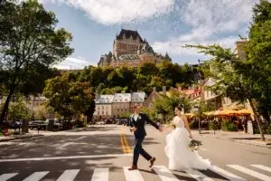 Les mariés traversent la rue devant le Petit Champlain