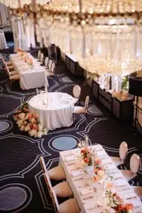Vue aérienne de la salle de bal du Chateau Frontenac lors d'un mariage