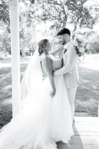 Jeune couple mariés