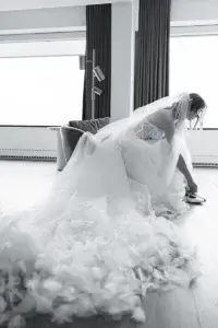 La mariée attache ses chaussures