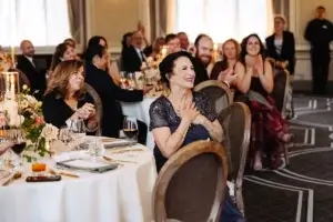 Moment sur le vif d'un témoignage lors d'un mariage