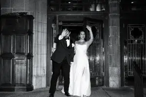 Look paparazzi des mariés qui sortent du Fairmont Chateau Frontenac