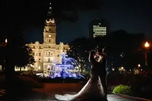 silhouette de couple devant la fontaine de Tourny et le Parlement