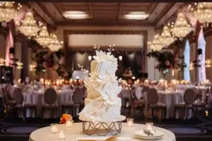 Gâteau de mariage dans la salle de bal du Chateau