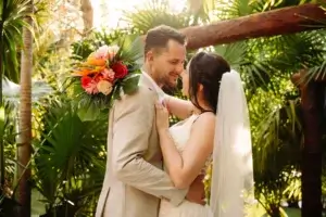 Tropical vibe for a bride and groom in Sandos Playacar.