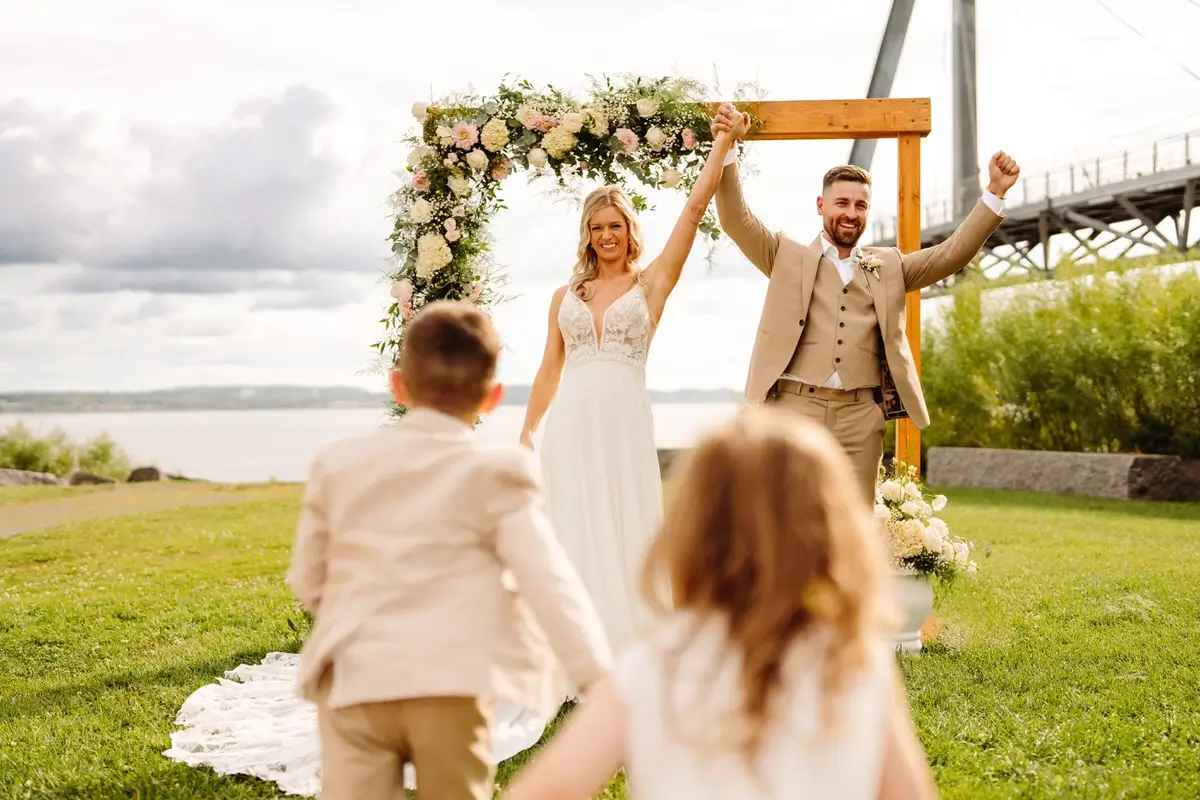 Sortie des nouveaux mariés avec leurs enfants au Quai du Cap blanc