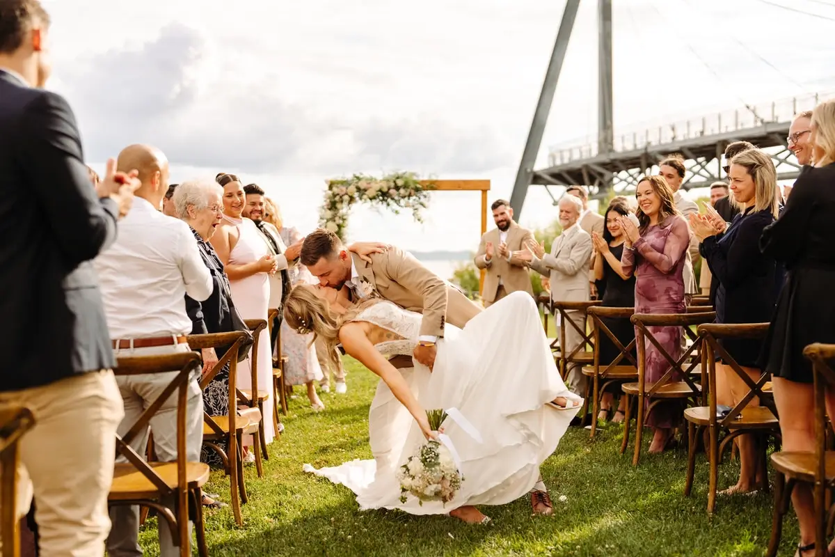 Descente de l'allée et baisé par les nouveaux mariés à la salle du Quai du Cap Blanc