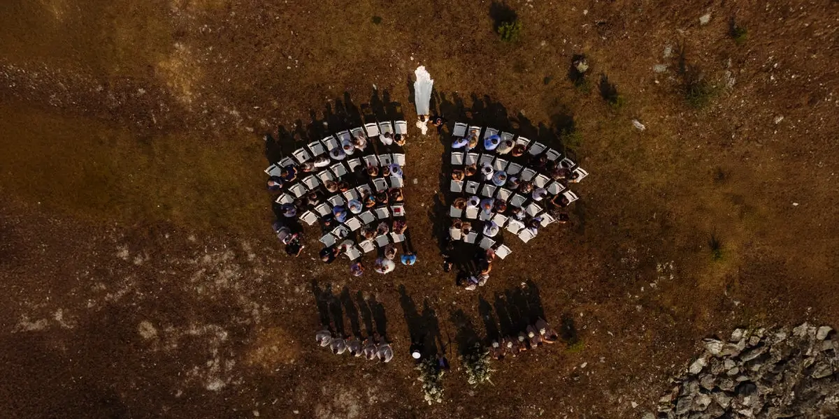 Cérémonie vue du ciel par drone de la mariée qui descend l'allée à l'hotel du Domaine de Thetford Mines