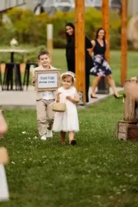 Affiche qu'un enfant des mariés apporte dans la l'allée lors de la cérémonie