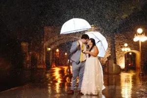 Bride and groom under the rain in Quebec City so romantic
