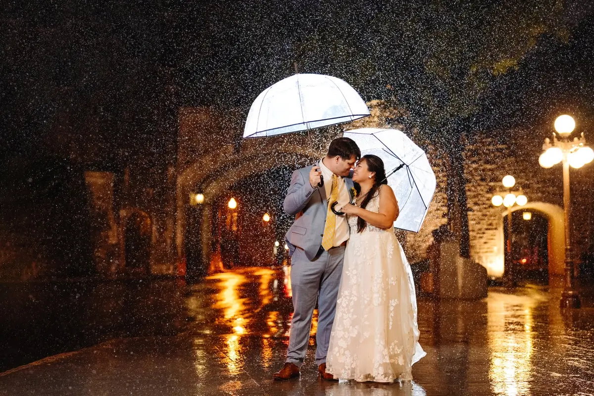 Bride and groom under the rain in Quebec City so romantic