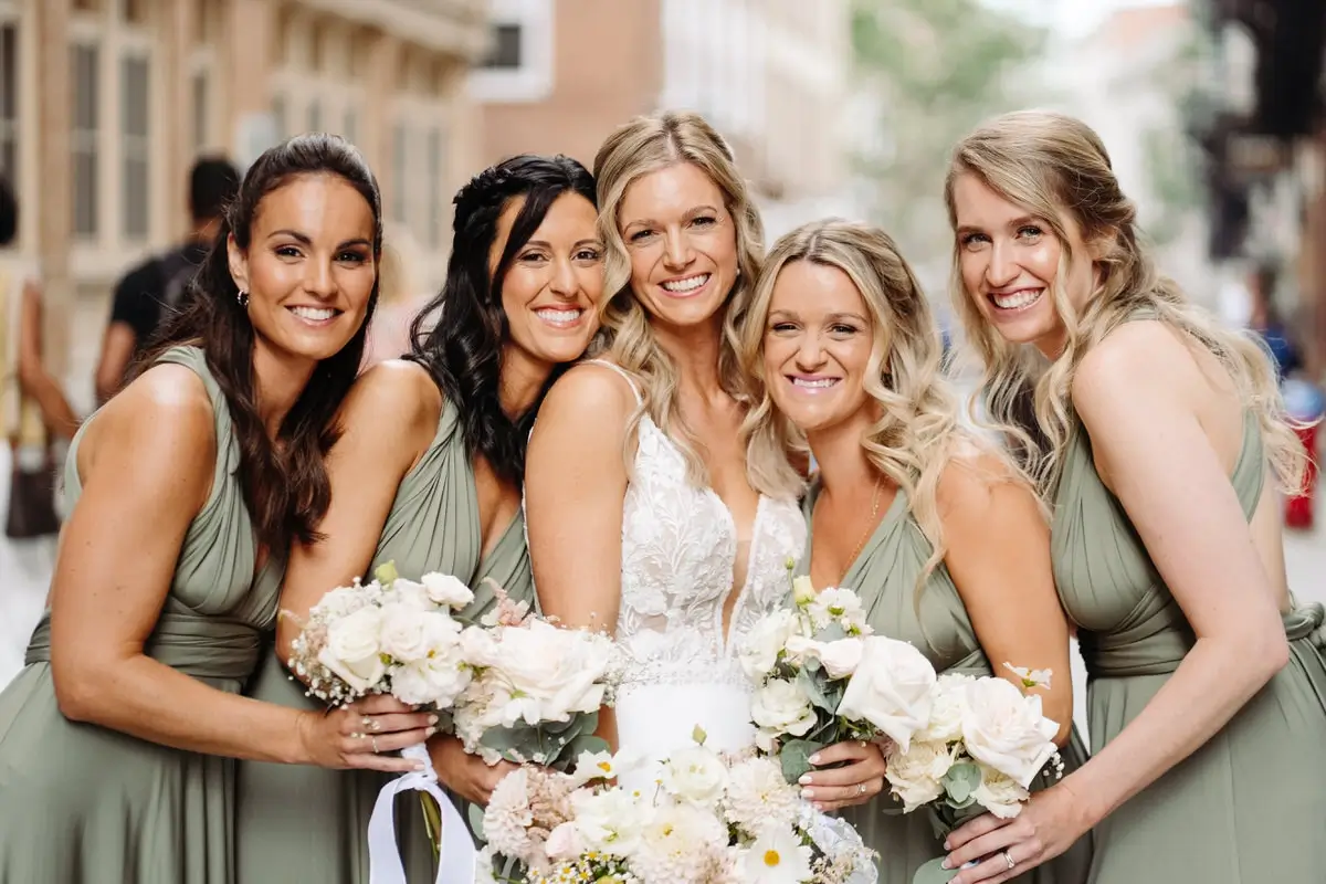 Demoiselles d'honneur et mariée dans les rues de Québec
