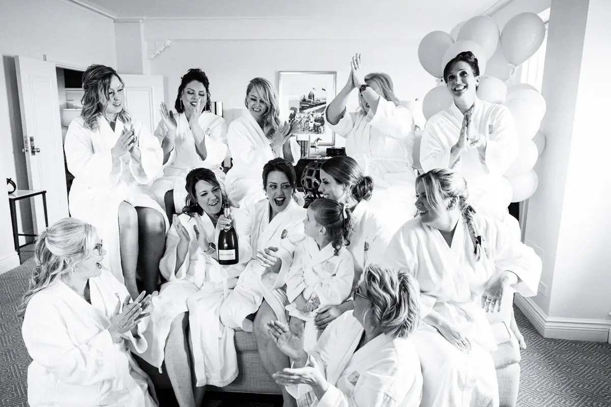 La mariée se prépare dans la suite Churchill du Fairmont Chateau Frontenac avec ses demoiselles d'honneur.