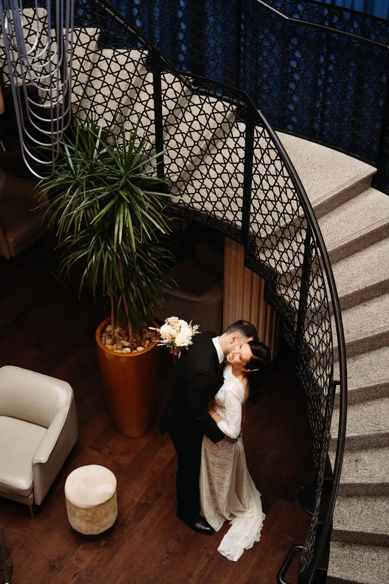 Couple de mariés au Clubby bar de l'Hotel Le Capitole.