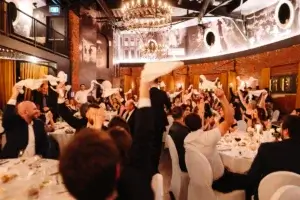 Soirée de mariage festive dans la salle Le Confessional de l'Hotel Le Capitole