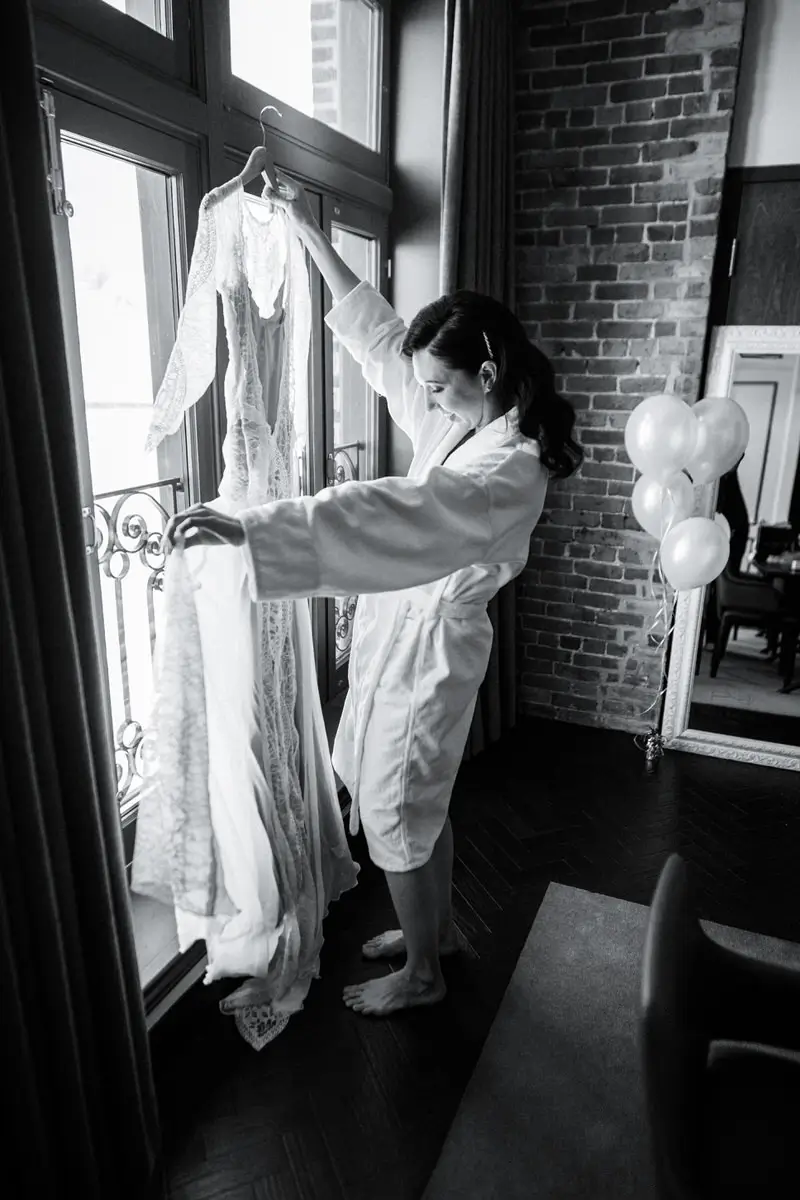 Une mariée prend sa robe à l'Hotel Le Capitole
