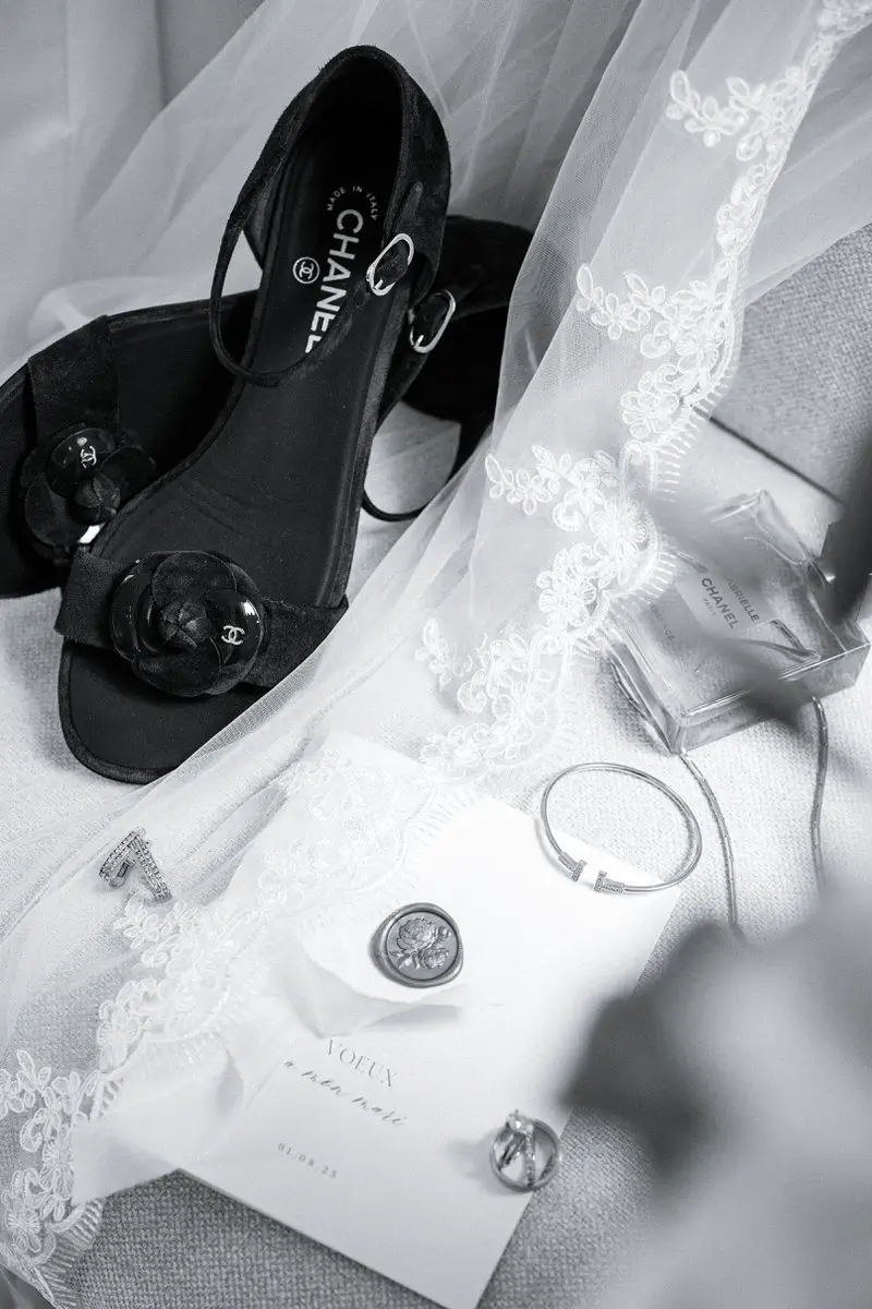 Accessoires de la mariée avec des chaussures Chanel au Belvédère de Wakefield.