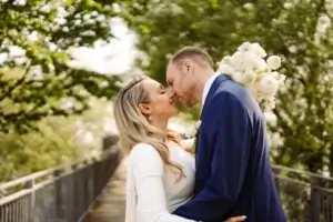 Une mariée et un marié s'embrassent au Quai du Cap Blanc