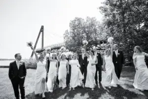 Le cortège avec les mariés dansent à la Salle du Quai du Cap blanc à Québec