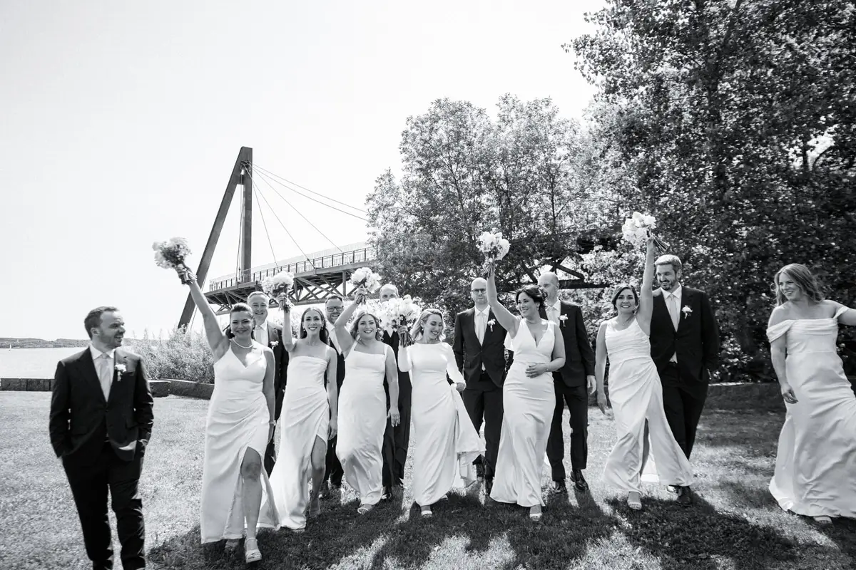 Le cortège avec les mariés dansent à la Salle du Quai du Cap blanc à Québec