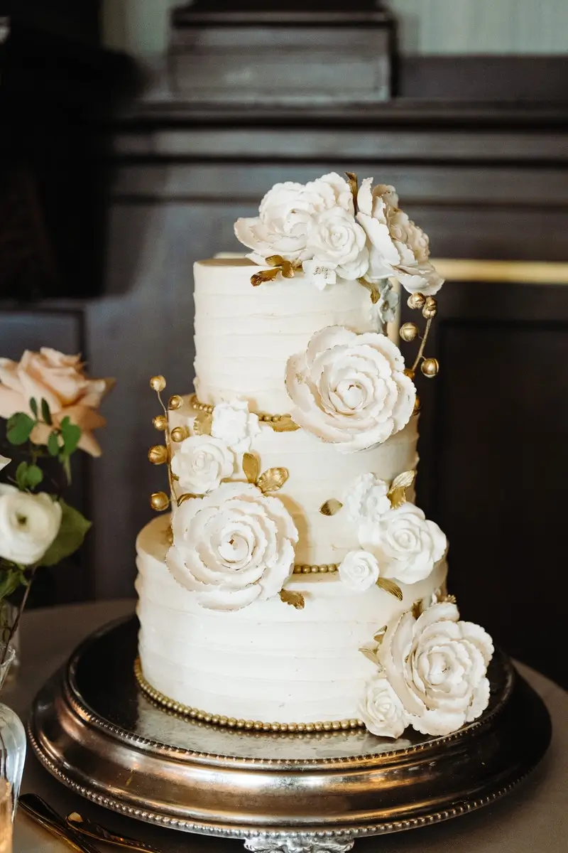 Gateau de mariage avec des fleurs en sucres