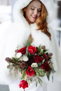 Cap de fourrure pour mariée avec bouquet de fleurs rouge