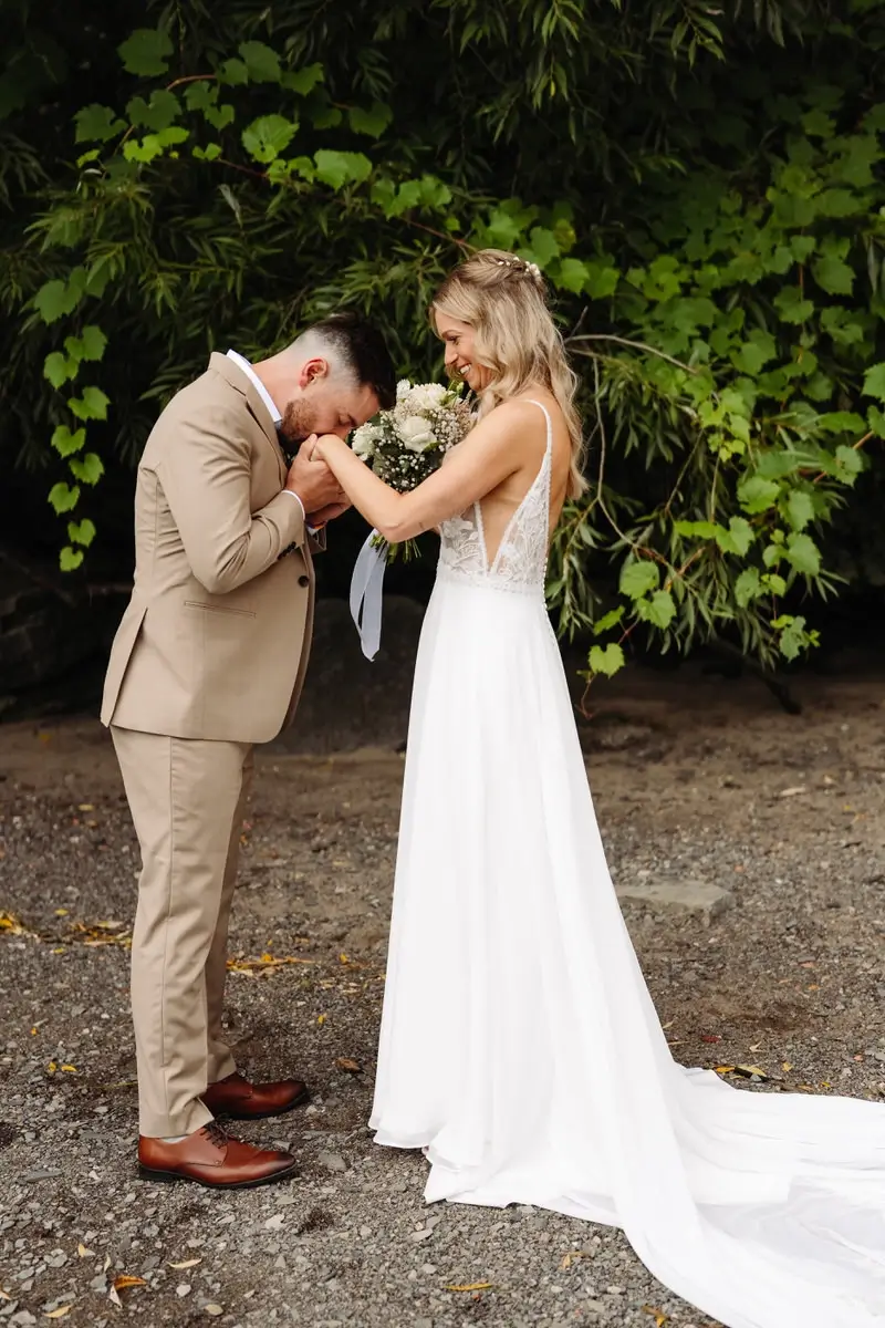 Mariée et marié émus lors du first look