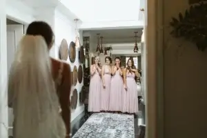 Dévoilement de la mairiée à ses demoiselles d'honneur