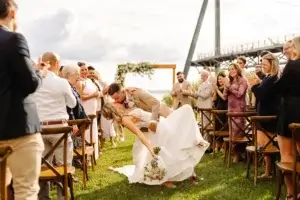 Descente de l'allée et baisé par les nouveaux mariés à la salle du Quai du Cap Blanc