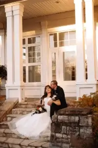 Une mariée et son époux dans les marches extérieures de l'hotel Bonne Entente à Québec
