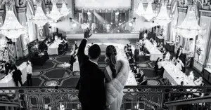 Couple qui salut ses invités dans la Salle de Bal du Chateau Frontenac