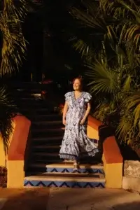 Une femme dans les escaliers de l'hotel Sandos Playacar au soleil