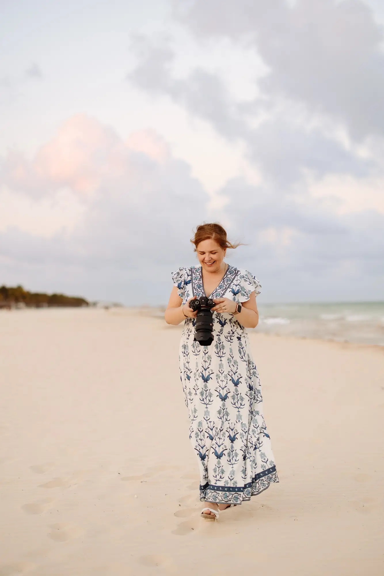 Une femme sur la plage du Sandos Playacar