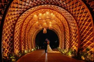 Silhouette de couple dans le tunnel vers le Palmaïa