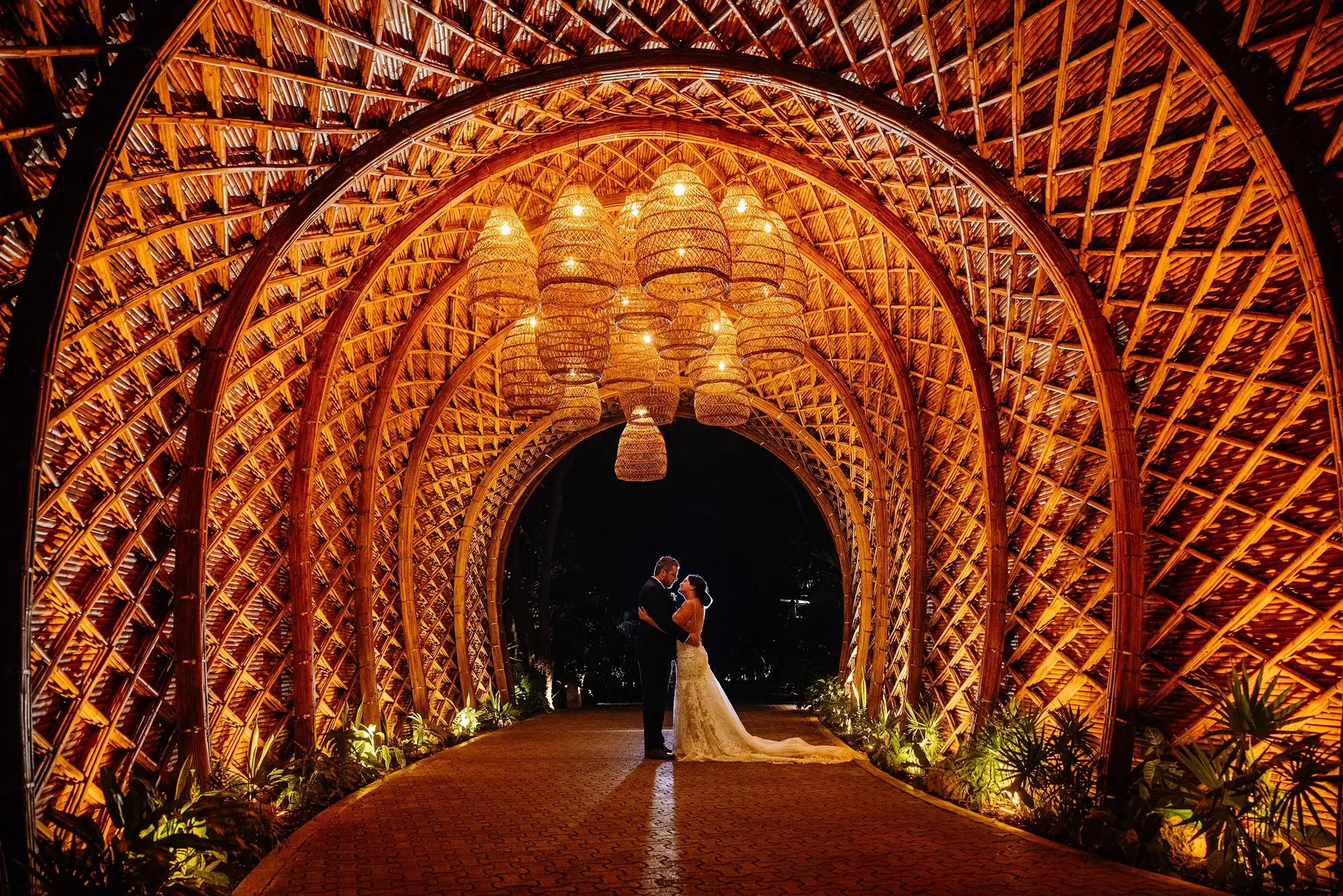Silhouette de couple dans le tunnel vers le Palmaïa