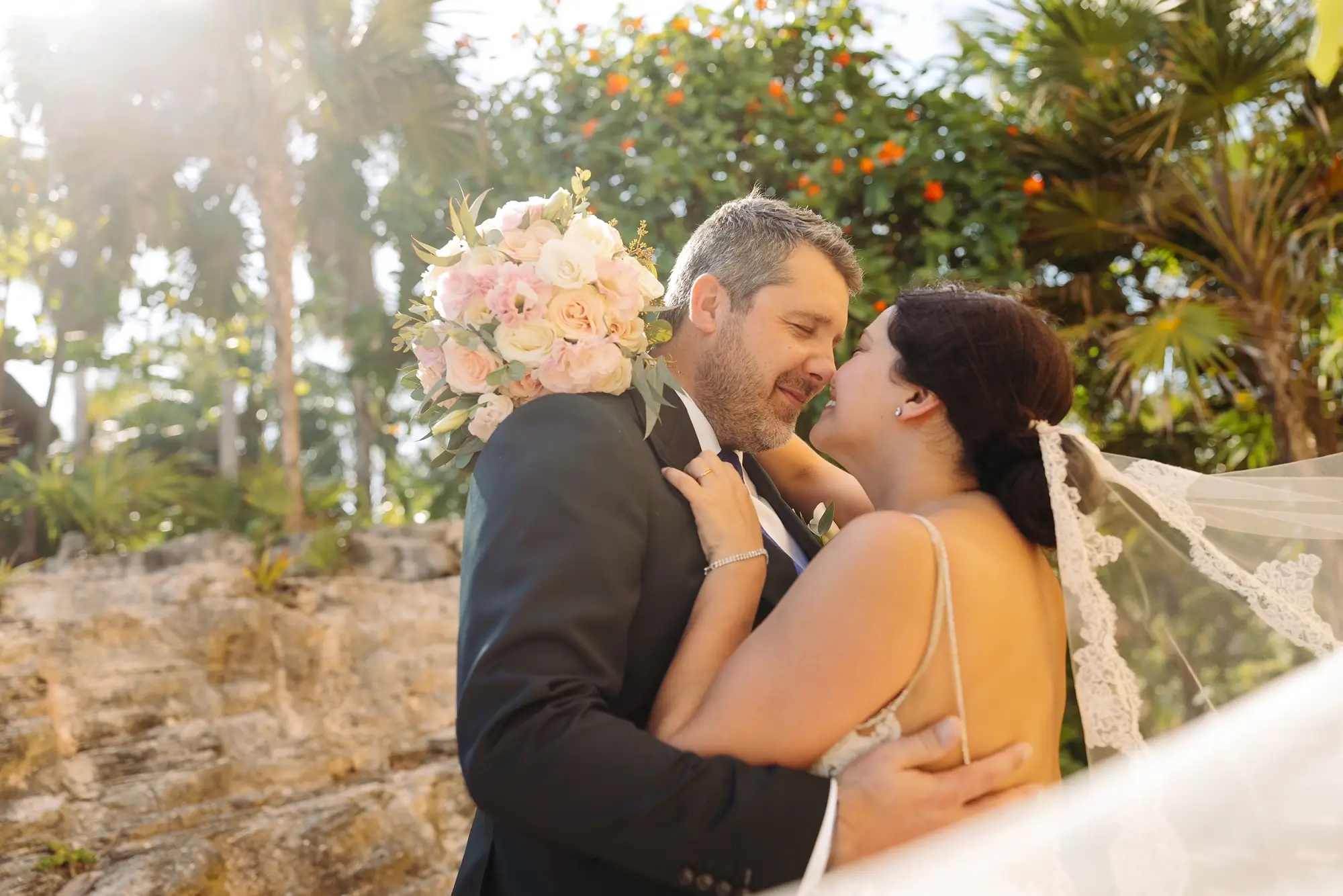 Couple de mariés dans un décor tropical