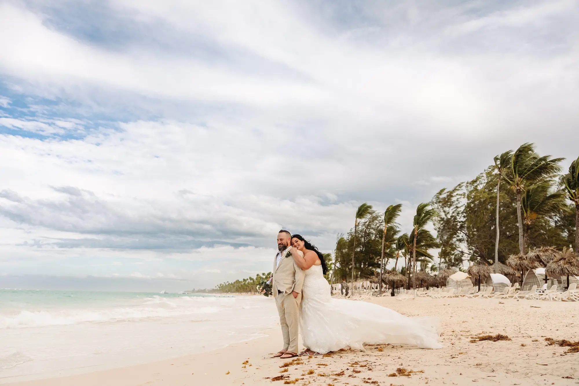 Un couple de mariés sur la plage du Bahia Principe Explore Punta Cana