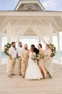Cortège des mariés au gazebo sur la plage du Bahia Principe Explore Punta Cana