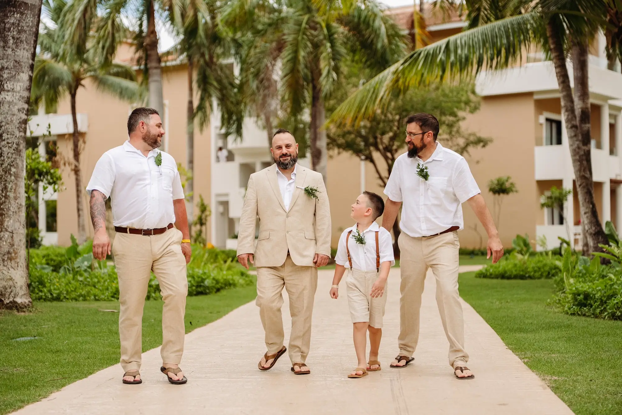 Un marié et ses garçons d'honneur qui marchent au Bahia Principe Explore Punta Cana