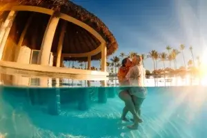Photo dans la piscine d'un couple au Bahia Principe Explore Punta Cana