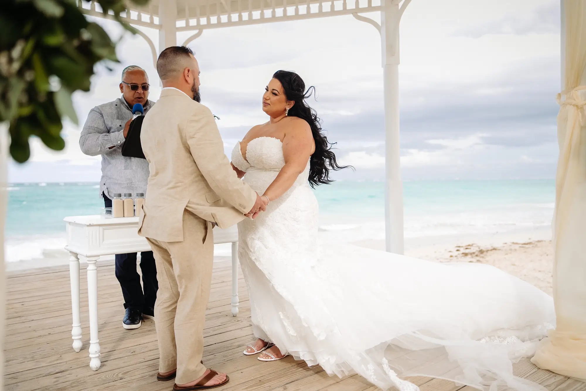 Un couple se marie au gazebo sur la plage du Bahia Principe Explore Punta Cana