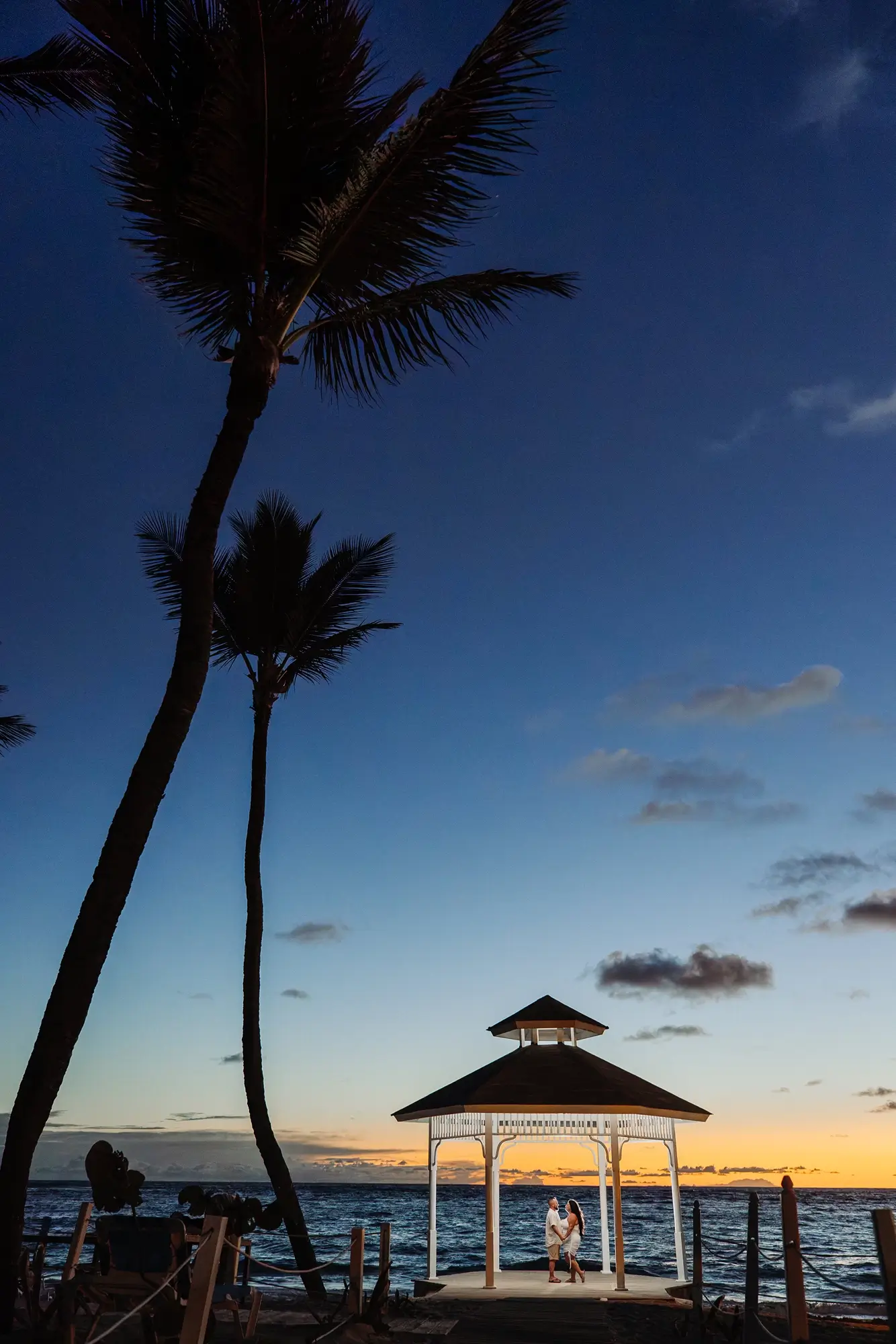 Au lever du soleil un couple sous le gazebo mariage de la plage au Bahia Principe Explore Punta Cana