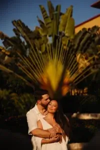Couple d'amoureux qui s'embrasse au Sandos Playacar