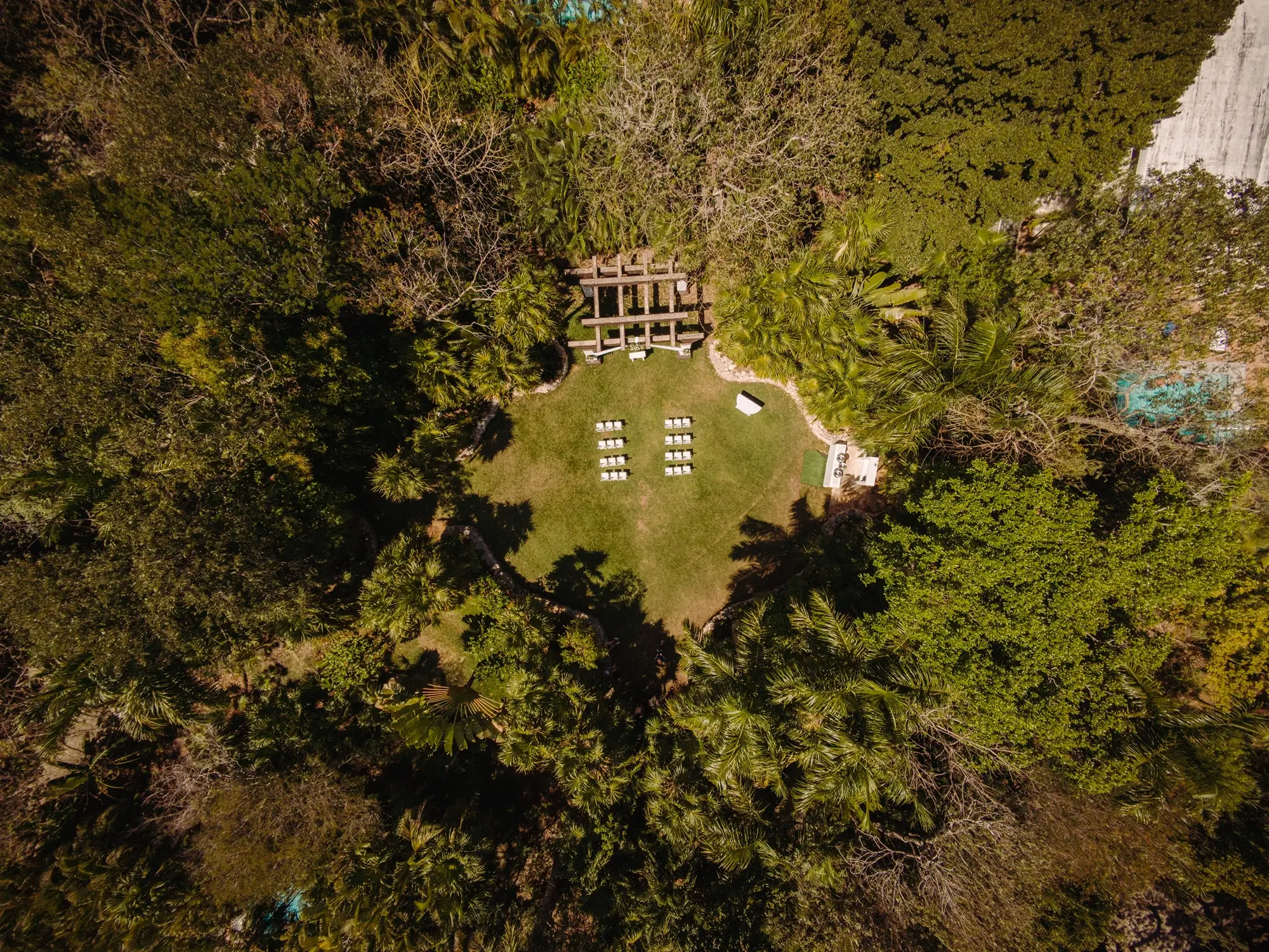 Décor de cérémonie au jardin au Sandos Playacar vue par drone